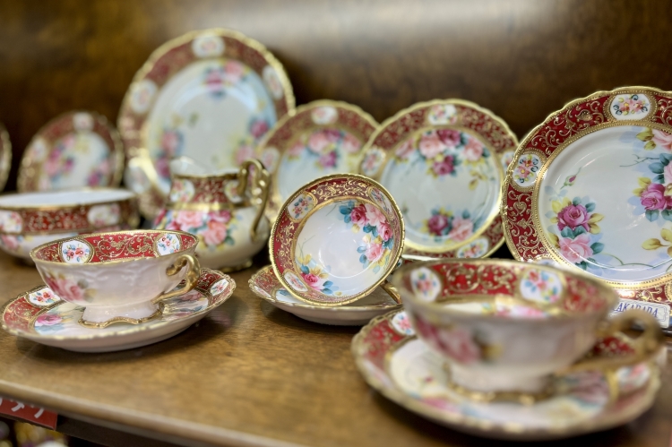 Una llamativa taza y platillo de "Old Noritake" con detalles dorados y un vibrante diseño de rosas.
