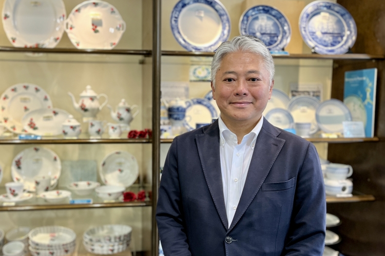El Dr. Takada, propietario de quinta generación, compartió amablemente sus profundos conocimientos, algo que solo es posible en una tienda especializada.