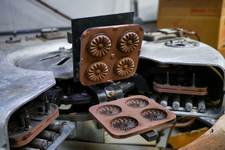 En el taller que hay en la parte trasera de la tienda, hay filas de moldes para hornear obleas monaka.