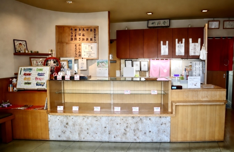 La tienda tiene un interior impecable que desmiente su historia. Los productos suelen agotarse antes de la noche.