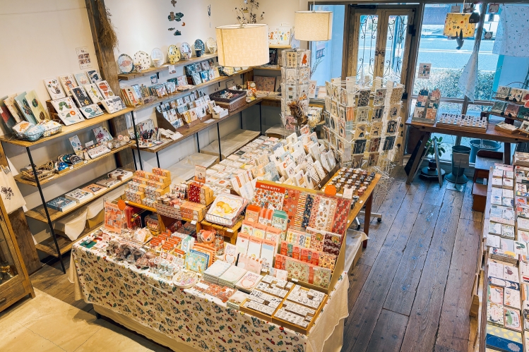 Un ambiente relajante en el interior de la tienda, envuelto en la calidez de la madera.
