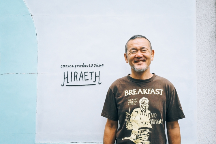 Takakura-san planeó y produjo "productos cozyca" y "tienda de productos cozyca HIRAETH".