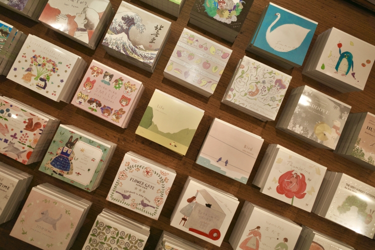 Cuadernos de diversos autores están alineados.
