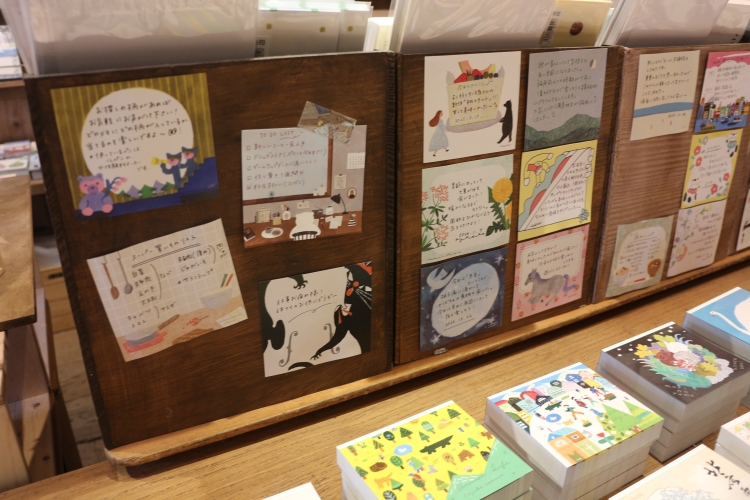 También se exhiben los cuadernos favoritos del personal, lo que demuestra cómo el arte se integra en la vida cotidiana.