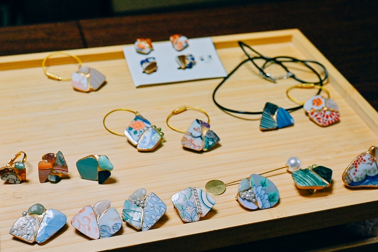 Puedes crear tu artículo favorito a partir de pendientes, anillos, broches, clips para obi y colgantes.