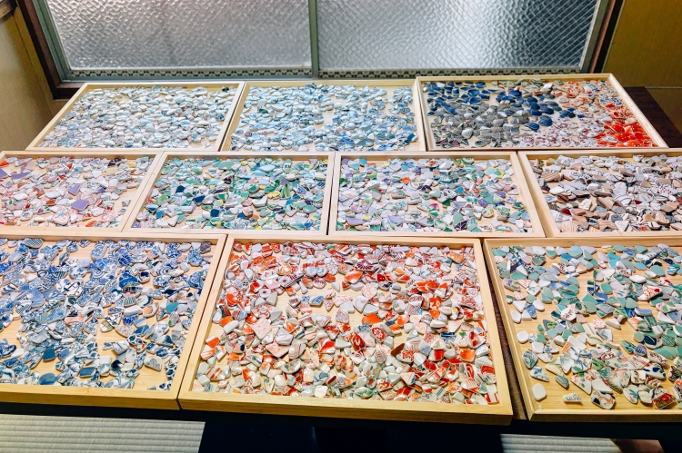 Fragmentos de más de 300 tipos diferentes, desde cerámica Kiyomizu hasta cerámica tailandesa Benjaroni.