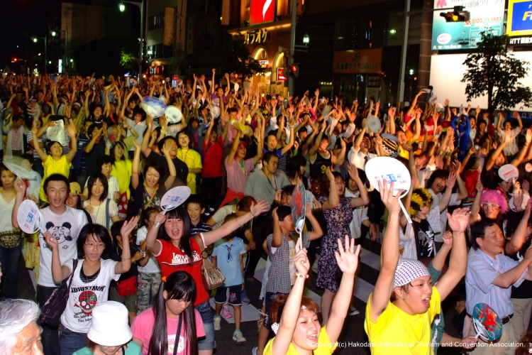 "Wasshoi Hakodate" desfila mientras realiza la "Danza del Calamar".