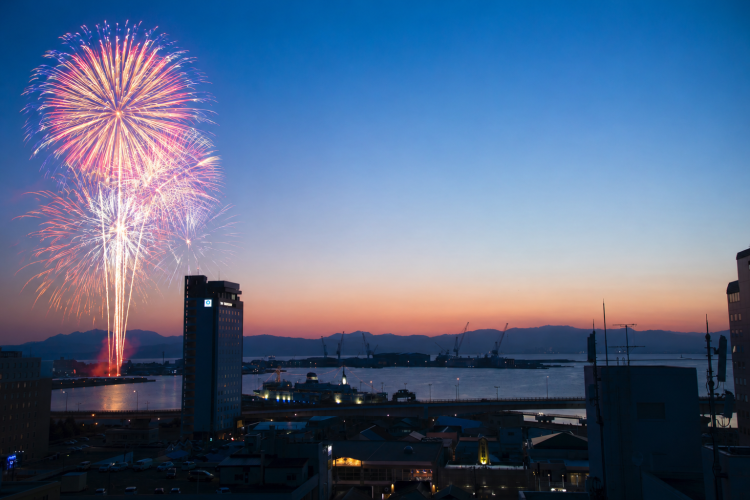 Vista desde el restaurante de la última planta del hotel (※Los fuegos artificiales son solo para fines ilustrativos).