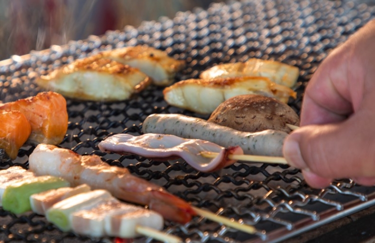 Para el desayuno, además del sashimi de calamar, el calamar salado y el poppo de calamar que aparecen en el espectáculo del calamar, también ofrecemos calamar a la parrilla.