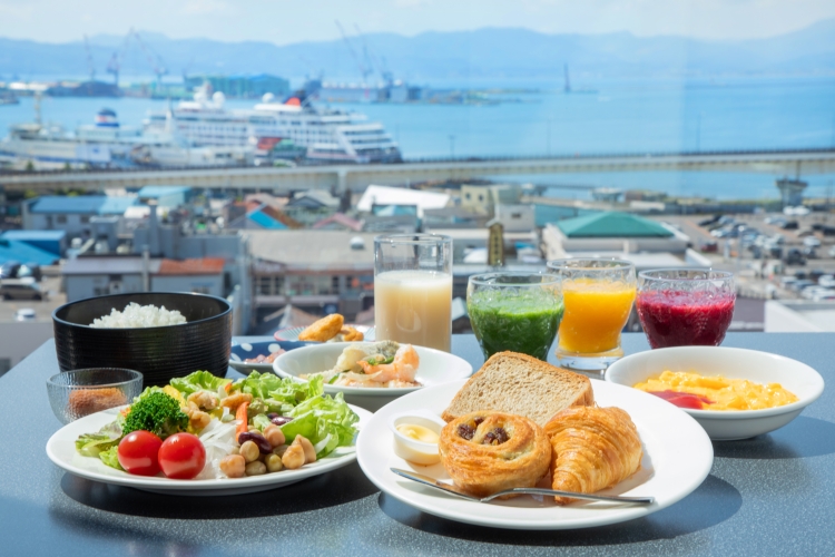 El restaurante del Resol Hakodate, situado en la décima planta del hotel, ofrece una vista panorámica del puerto de Hakodate.