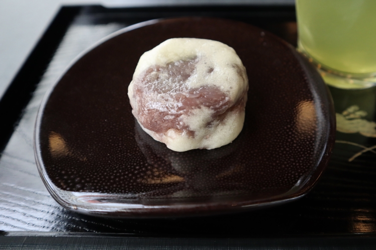 "Kinchoen Manju". La masa tiene un ligero aroma a sake y es tan fina que se puede ver el relleno de pasta de judías rojas a través de ella.