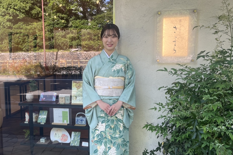 La Sra. Hibino, representante de la "Galería de Caligrafía Kiyora".