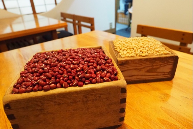 El método tradicional para elaborar pasta de judías rojas, transmitido de generación en generación.