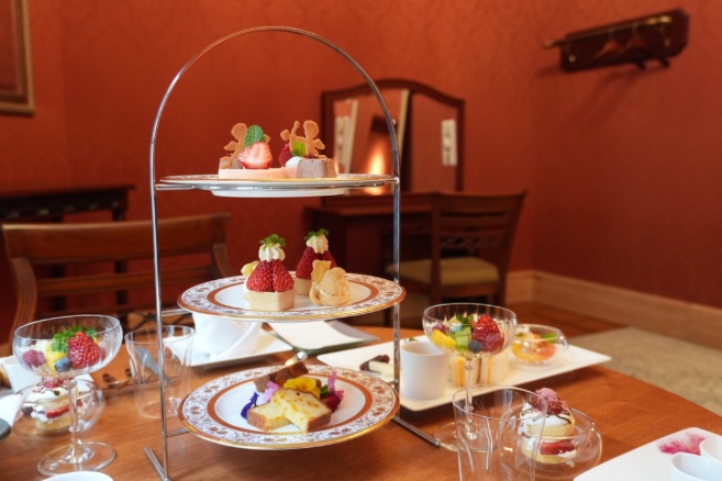 En primavera, ofrecemos una merienda con té de la tarde con temática de fresas.