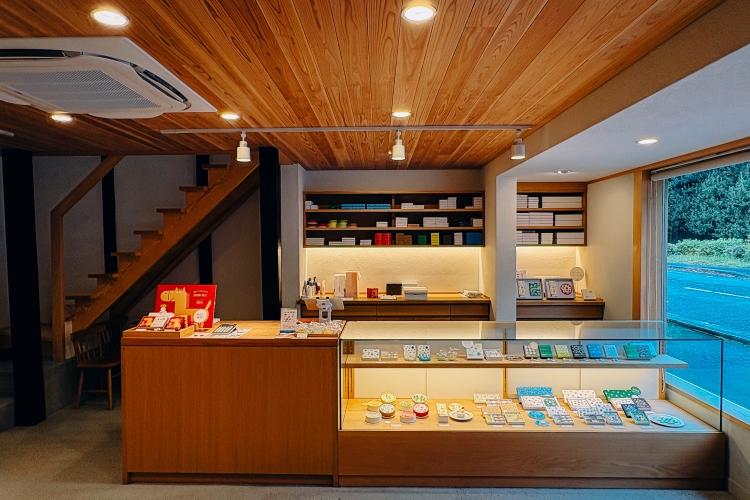 Dentro de la tienda "UCHU wagashi", que también cuenta con una cafetería.