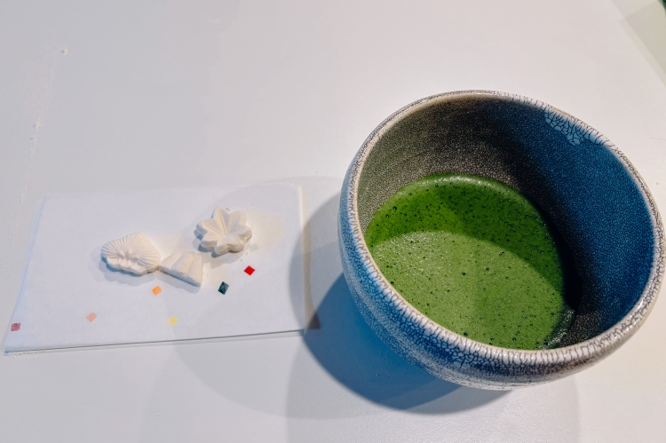 Puedes disfrutar de parte del rakugan (un tipo de dulce japonés) que prepares con té matcha y llevarte el resto a casa.