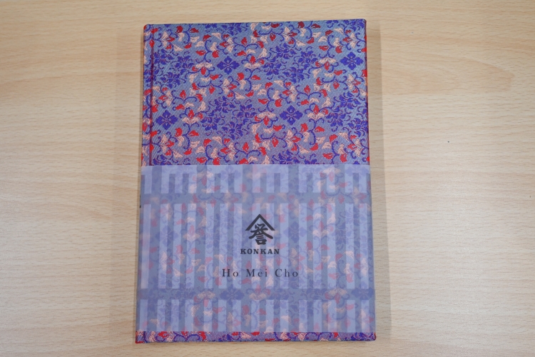 Un cuaderno de alta gama, "Hōmeichō", adornado con tela de brocado de Kioto.