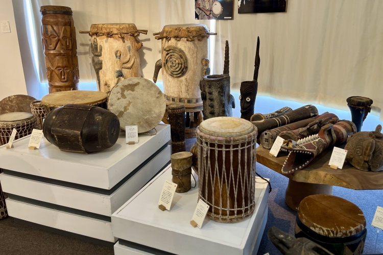 La exposición presenta tambores e instrumentos de percusión de todo el mundo, que varían en forma y material.