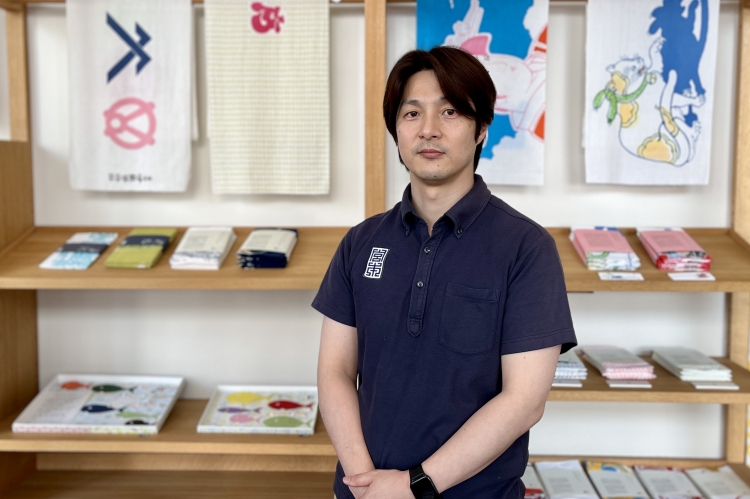 El señor Toyoda, gerente de la tienda "Nishi-Asakusa", colaboró amablemente con la entrevista.