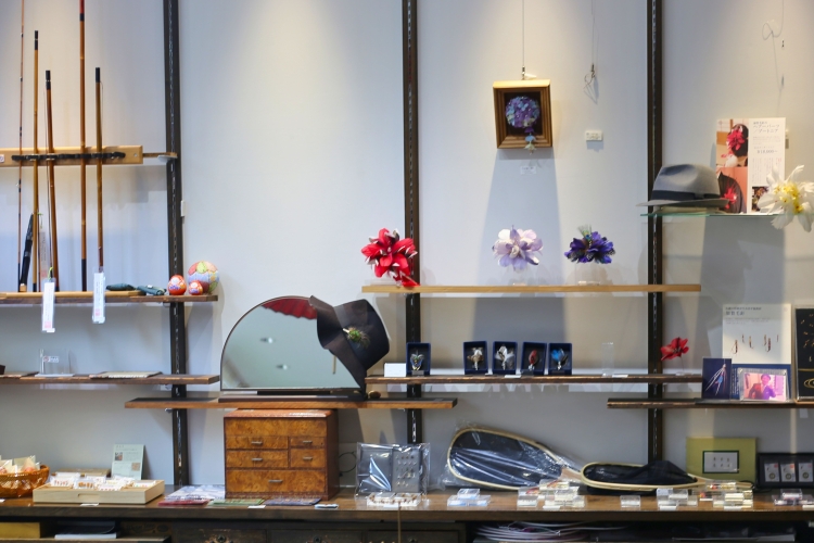 La tienda está repleta de accesorios de plumas, como collares, broches y pendientes.
