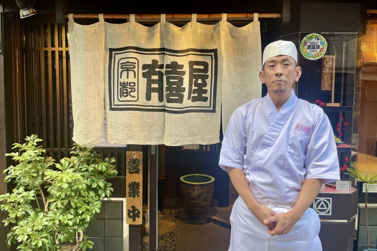 El Sr. Ito, un chef de soba que es el gerente de la "Tienda Principal de Pontocho".
