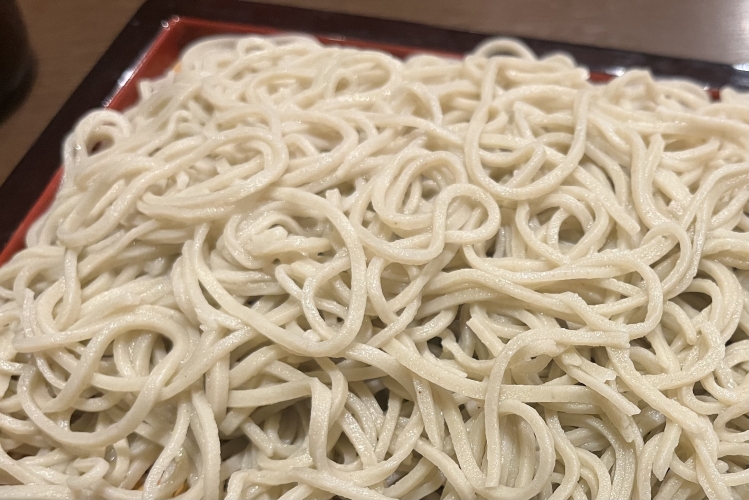 Cada hebra de fideos soba es fina y brillante, elaborada con harina de trigo sarraceno 100%.