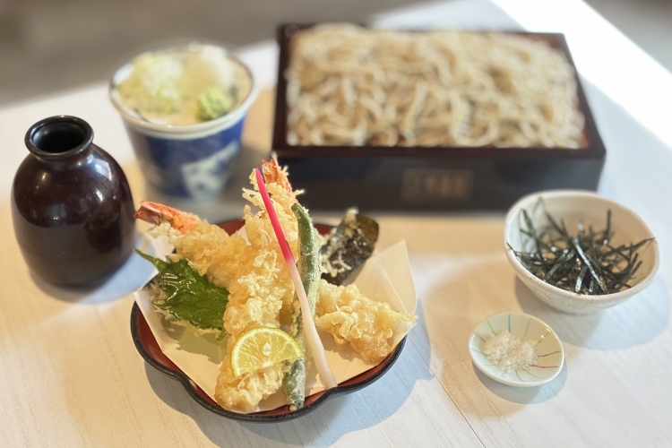 Tempura de camarones, hoja de perilla, algas marinas y verduras verdes
