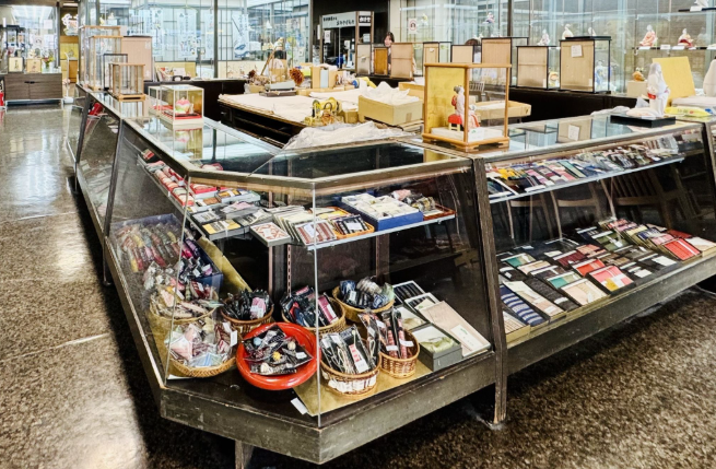 La tienda es espaciosa, con una superficie de 85 tsubo (aproximadamente 284 metros cuadrados).