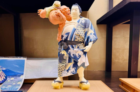 Las muñecas Hakata que representan guerreros poseen una presencia poderosa e imponente.