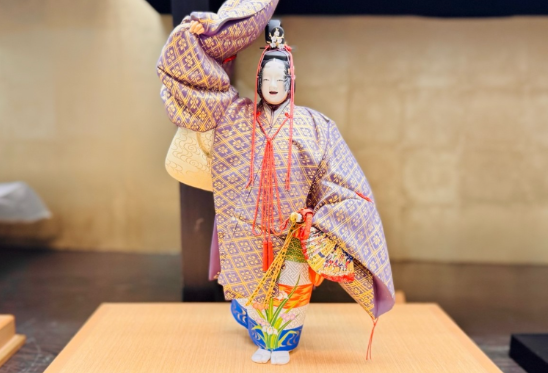 Muñecas Hakata que encarnan la solemnidad en las obras de teatro Noh y Kabuki; muñecas Hakata que expresan la inocencia en las obras de teatro Noh.
