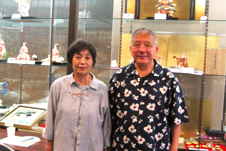 (Izquierda) Hiroko Tsuchiya, quien trabaja allí desde la época de la generación anterior. (Derecha) El representante Yoshihiro Hiyama.
