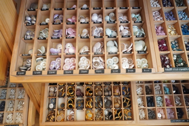Se encuentra disponible una variedad de botones forrados de tela, incluyendo diseños de tweed y con vetas de madera.