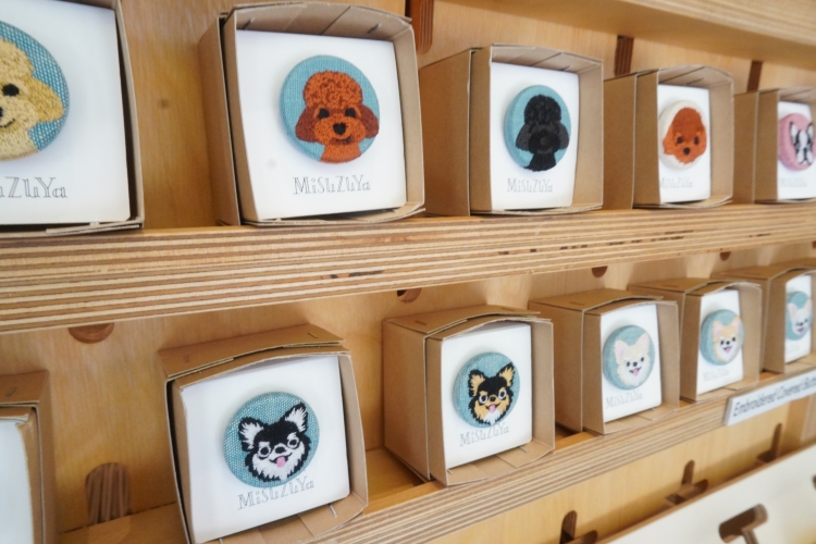 Estos adorables botones de nogal con forma de perro son también un artículo que goza de popularidad desde siempre.