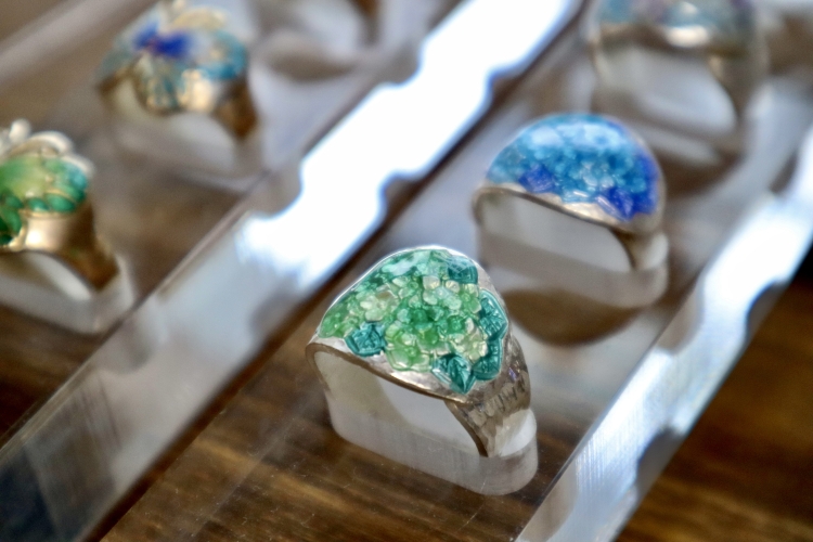 Accesorios diseñados por Atsuko Hirano, de quinta generación.