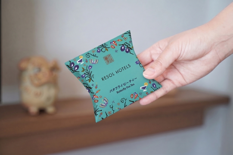 Bolsita de té de flor de guisante mariposa incluida como beneficio del plan de alojamiento.