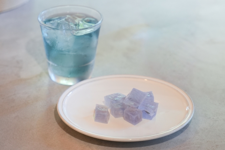 Té de flor de guisante mariposa y caramelos de ámbar
