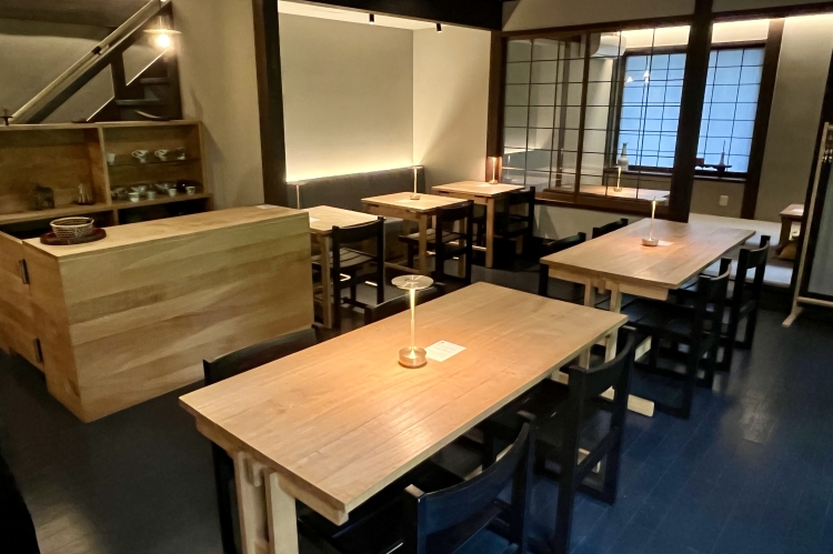 El interior del restaurante vegetariano "Toki to Sora" está bañado en una luz tenue, y el tiempo transcurre plácidamente.