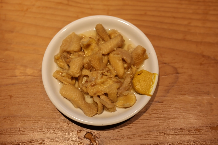 El "Torikawa", un plato popular, se prepara cocinando a fuego lento la piel de pollo, que se ha utilizado para extraer grasa de pollo casera, en un caldo ligero de salsa de soja.