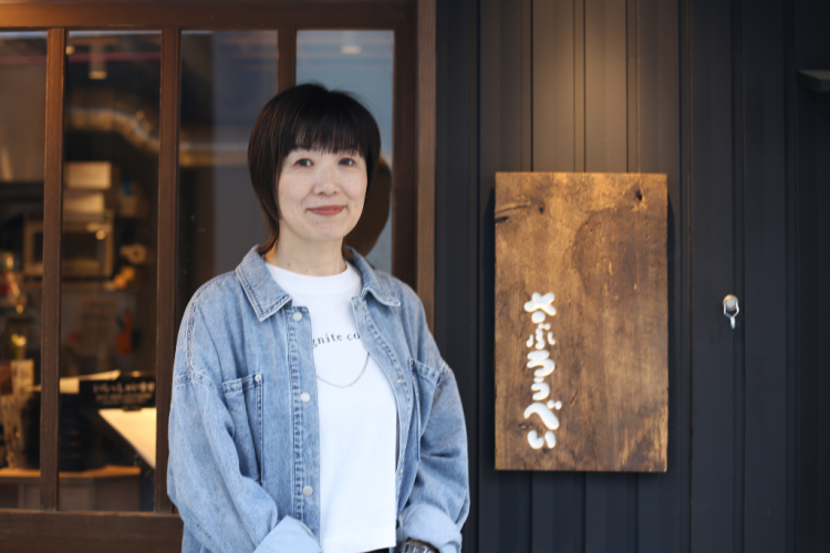 La Sra. Miyamoto, Directora de Relaciones Públicas y Marketing de SU-BEE Co., Ltd., empresa que se hizo cargo del negocio de "Saburobei".