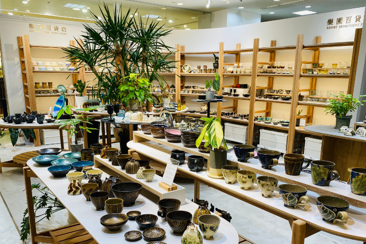 El "Jardín Yachimun" exhibe piezas de cerámica Yachimun (alfarería y cerámica) realizadas por artistas que desarrollan su actividad en Okinawa.