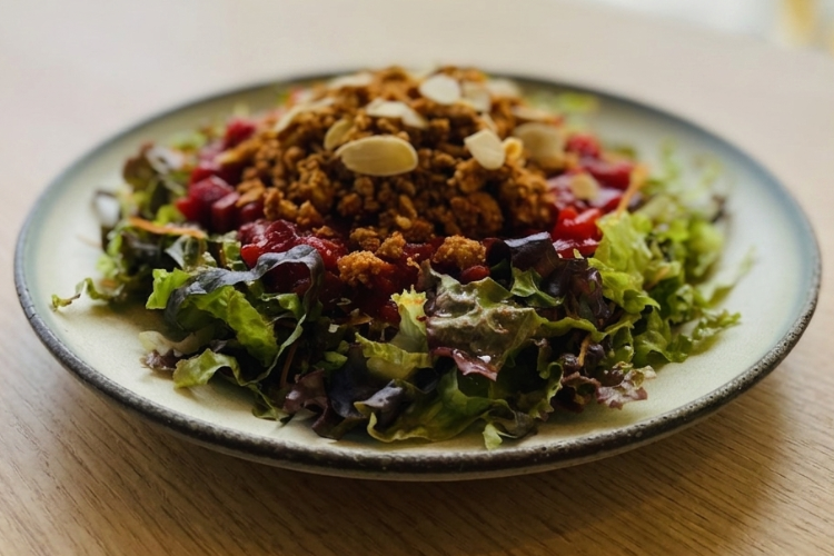 "Arroz con tacos vegetarianos", un plato popular en el menú de "Rakuen CAFÉ".