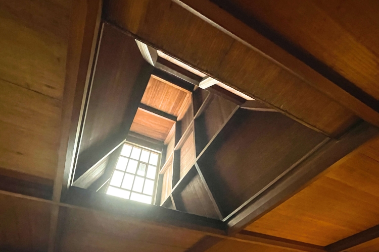 En el techo de la habitación de invitados había un "escondite de guerrero" disimulado como una claraboya, que se utilizaba para proteger al anfitrión y al invitado.