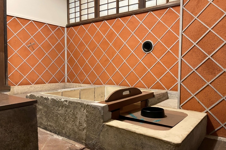 Una bañera con un caldero de hierro y placas divisorias que permiten controlar la temperatura del agua.