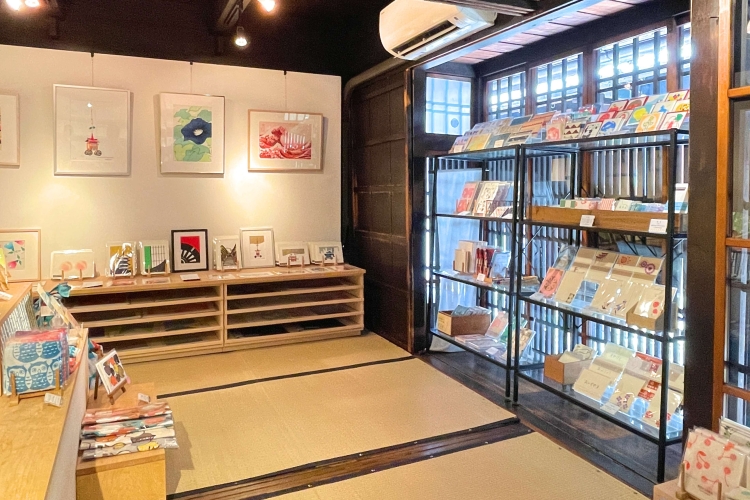 La tienda tiene un suelo de tatami. Puedes quitarte los zapatos y tomarte tu tiempo para encontrar tu artículo favorito.