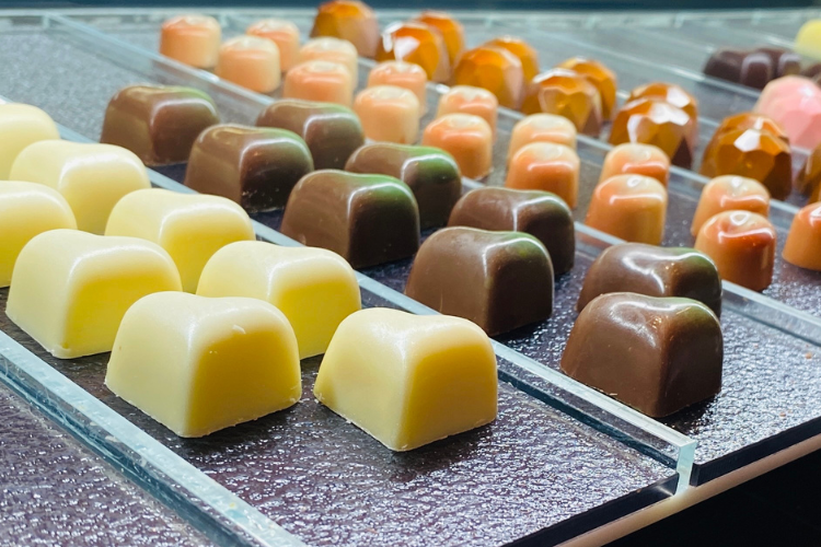 Bombones de trufa alineados en la vitrina.
