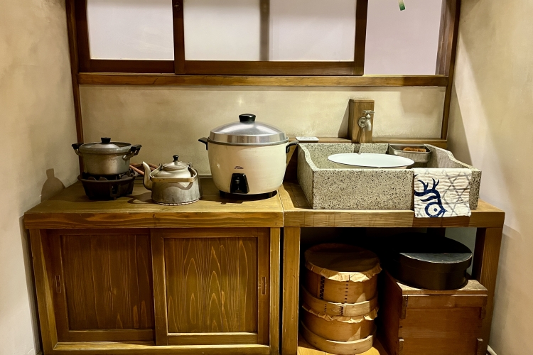 Una cocina recreada de los años 50. Se puede apreciar una mezcla de artículos domésticos antiguos y modernos.
