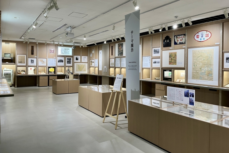 La exposición permanente del segundo piso se centra en el período comprendido entre la era Meiji y la década de 1950, y muestra los cambios en la vida de la gente común.