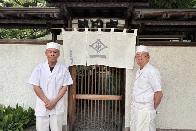 La cuarta generación, Hisao Sato (a la izquierda en la foto), y la tercera generación, Genji Sato (a la derecha en la foto).