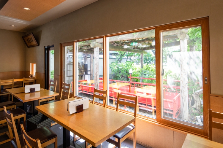 Dependiendo de la temporada, también puede haber asientos disponibles en el patio.
