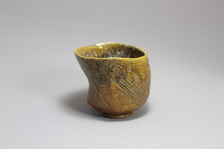 "Cuenco sagrado de té Ohi con esmalte ámbar" del primer Ohi Chozaemon (periodo Edo) © Museo Ohi